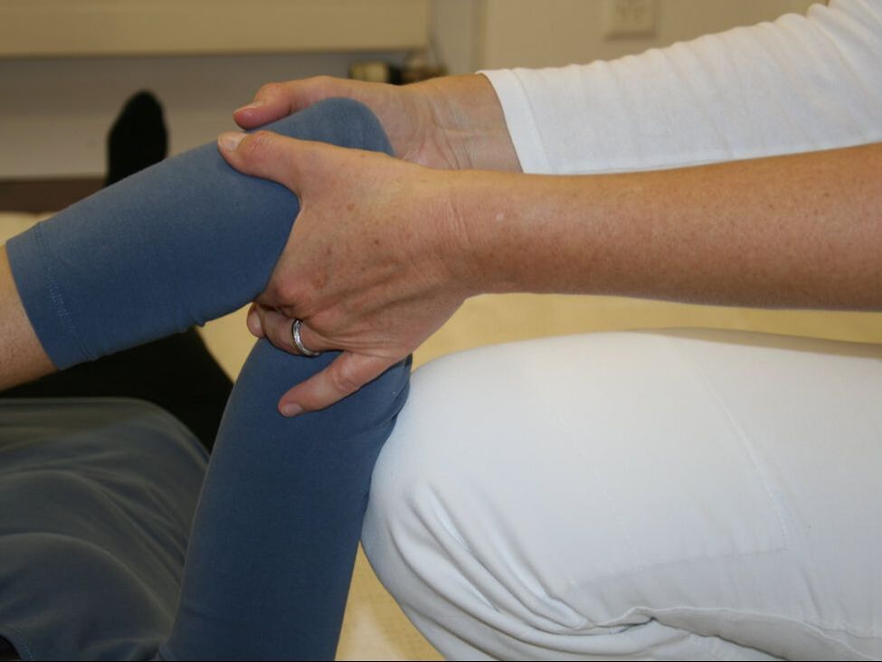Oberarmbehandlung mit Knie ermöglicht das Loslassen