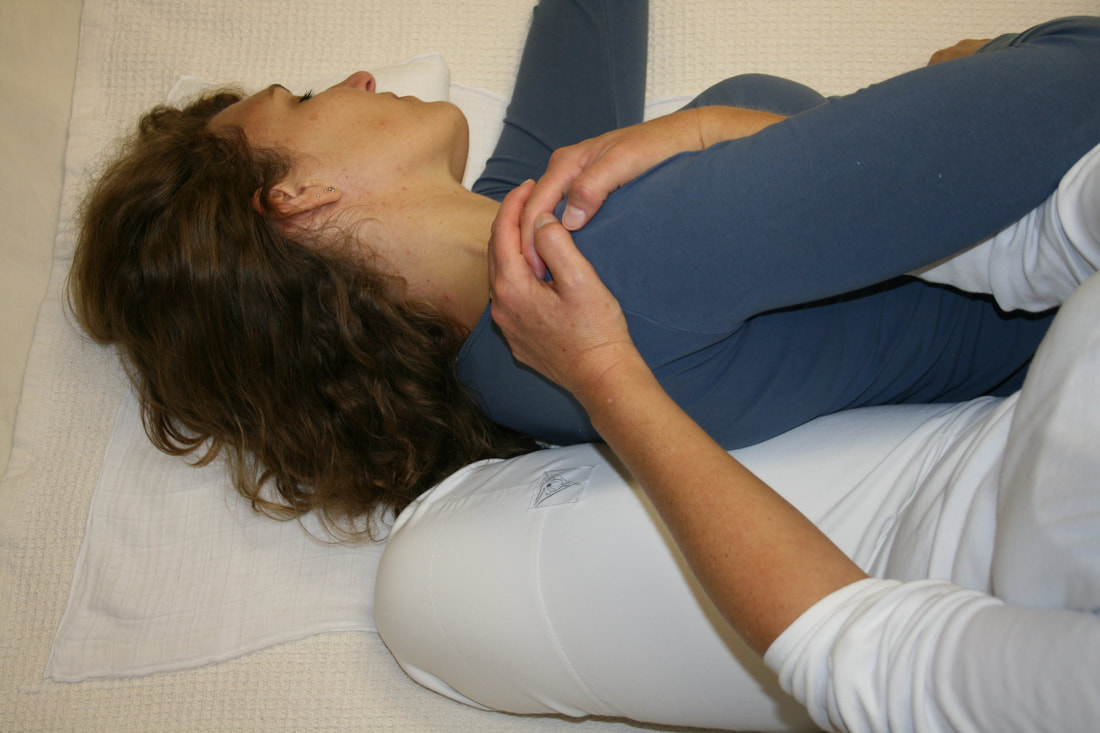 Schulter- und Nackenentspannung durch ruhige und leicht bewegte Behandlungsmethoden