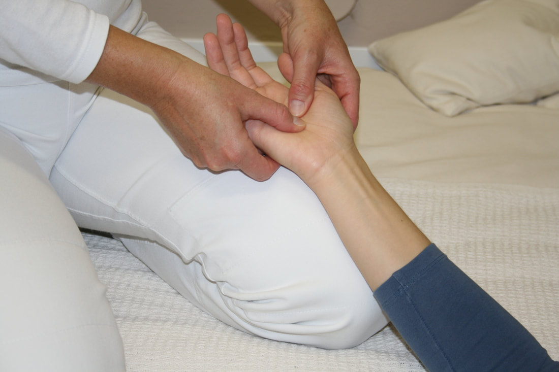 Shiatsu-Therapeutin gibt Handmassage